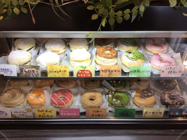 日替わりドーナツ（上段）のため商品の入れ替わりがございます。詳しくはお電話にてお問い合わせください。